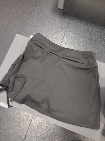 Sportsnederdel med indbyggede shorts