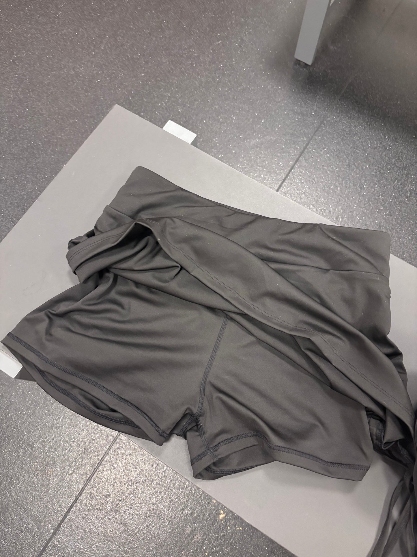 Sportsnederdel med indbyggede shorts