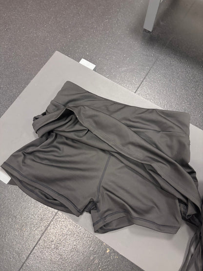 Sportsnederdel med indbyggede shorts
